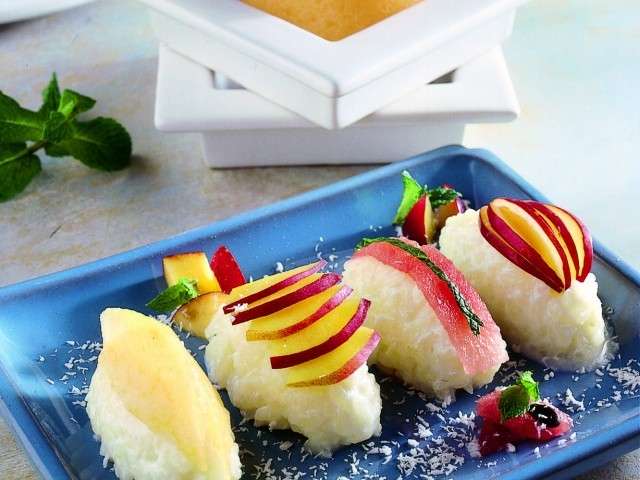 Sushi di riso e frutta