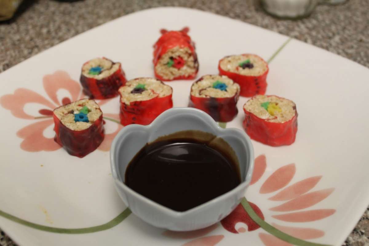 Sushi dolce servito con cioccolato