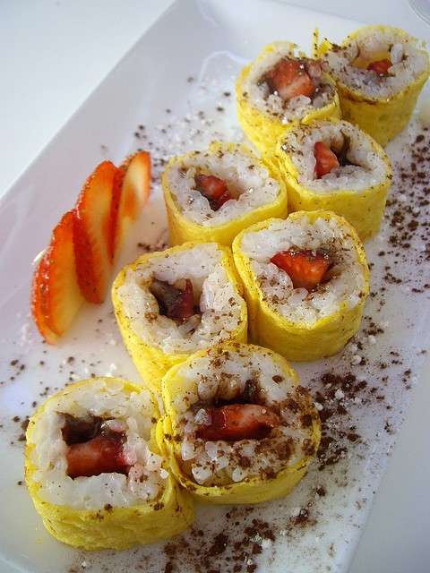 Sushi omelette con nutella e fragole