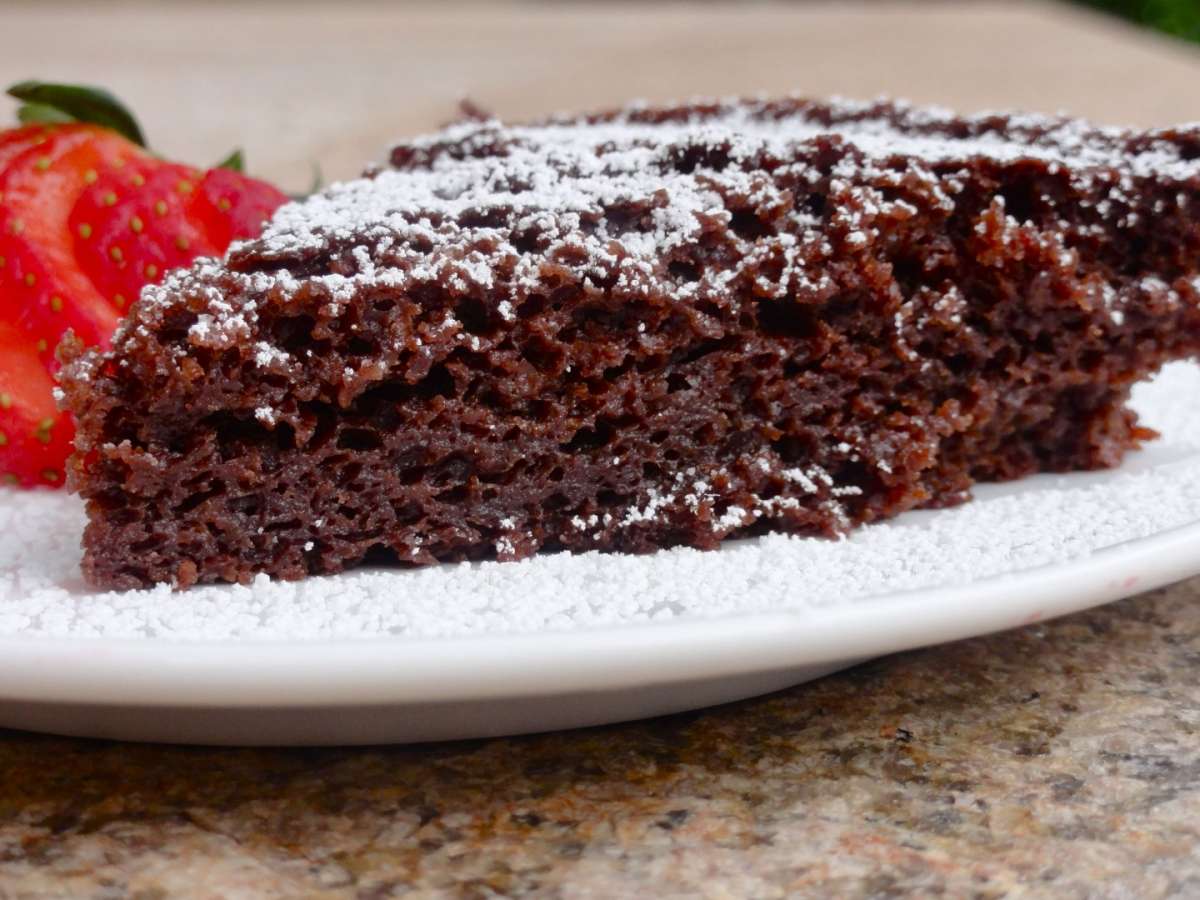 Torta alla Coca Cola con zucchero a velo