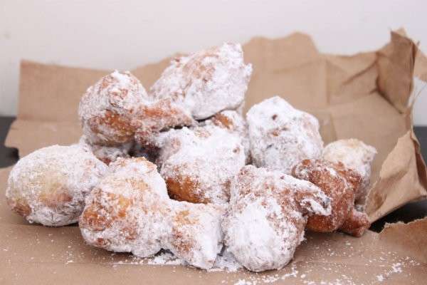 Zeppole con zucchero a velo