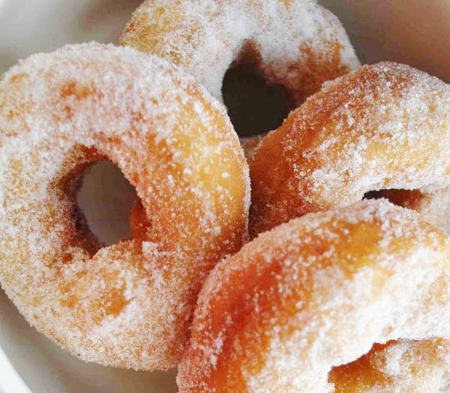 Zeppole con zucchero semolato