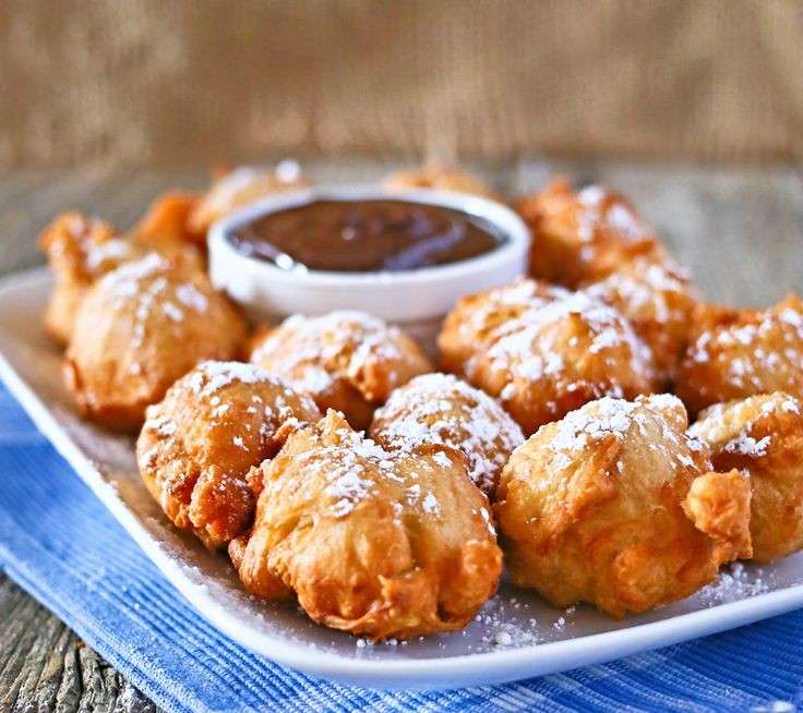 Zeppole servite con cioccolato