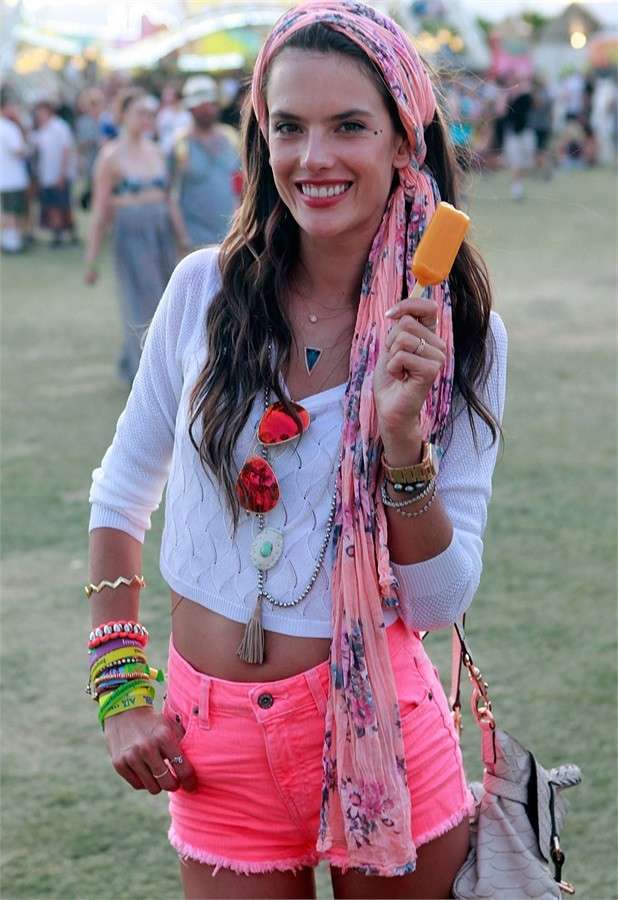 Alessandra Ambrosio con pashmina tra i capelli