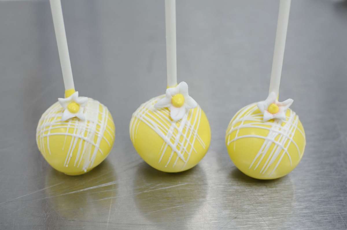 Cake pops decorati con ghiaccia