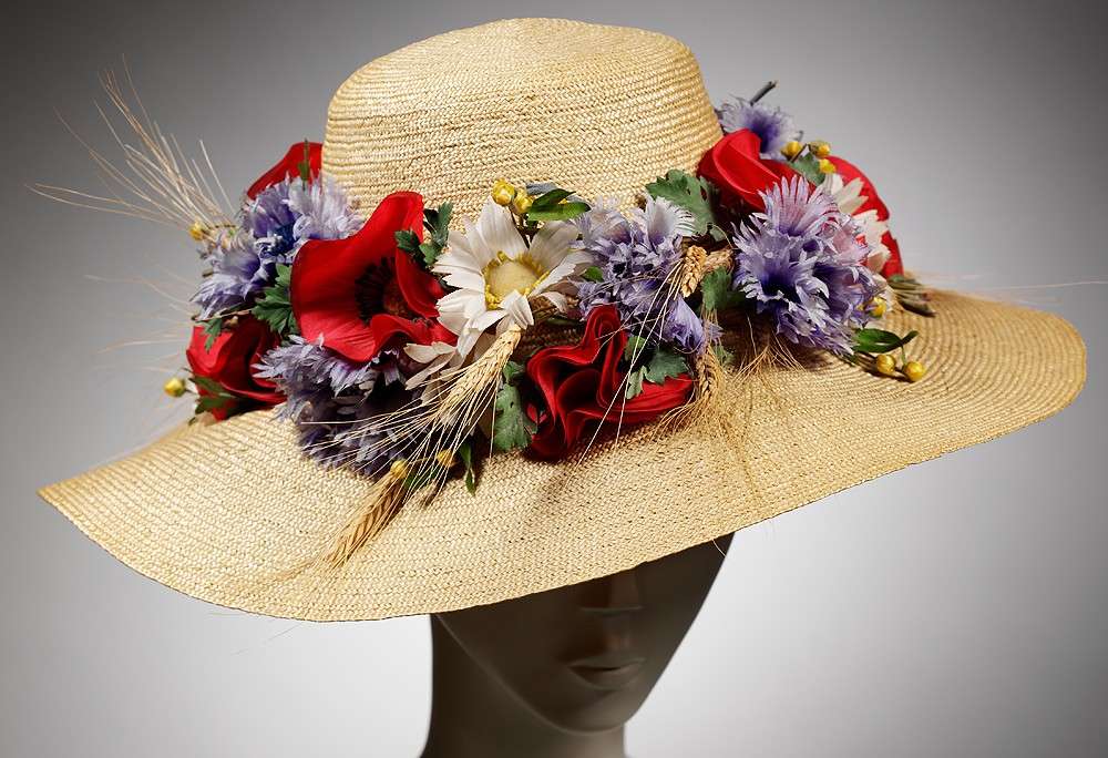 Cappello con decorazioni floreali