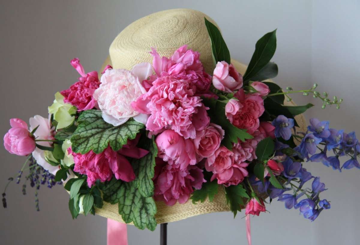 Cappello con fiori freschi