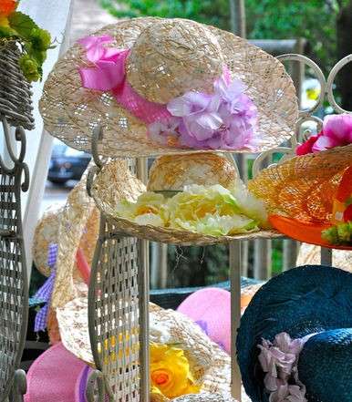 Cascate floreali sul cappello di paglia