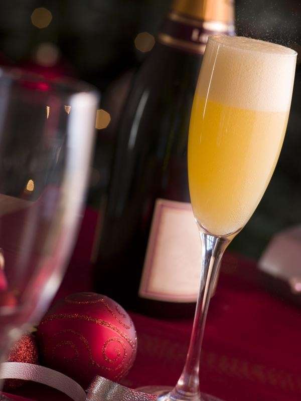 Cocktail con champagne e succo di arancia