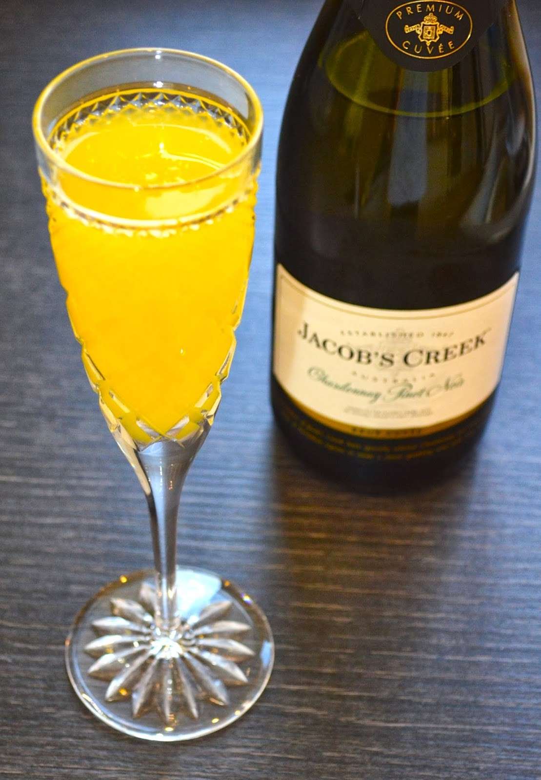 Cocktail con succo di arancia e champagne