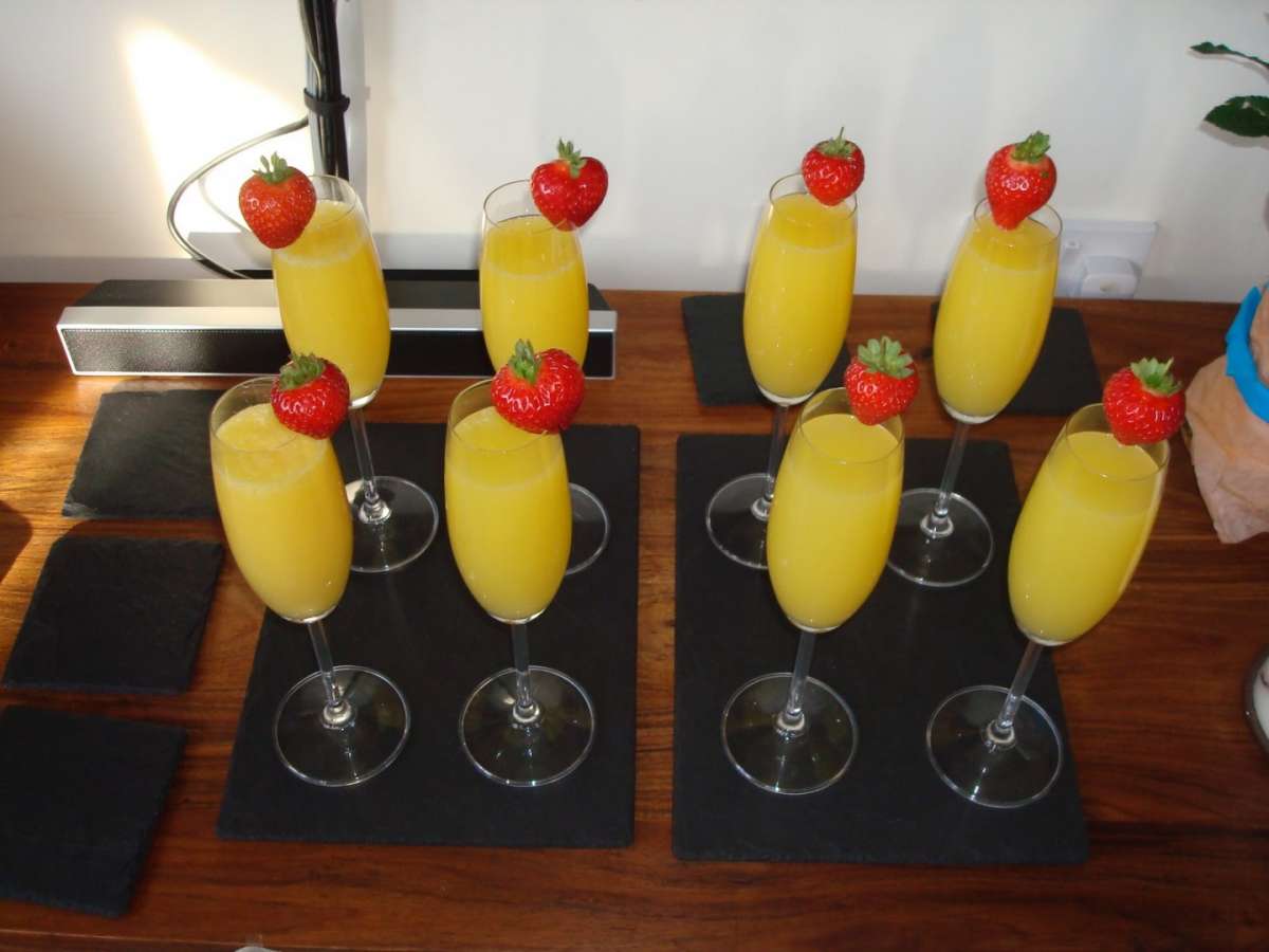 Cocktail mimosa decorato con fragole