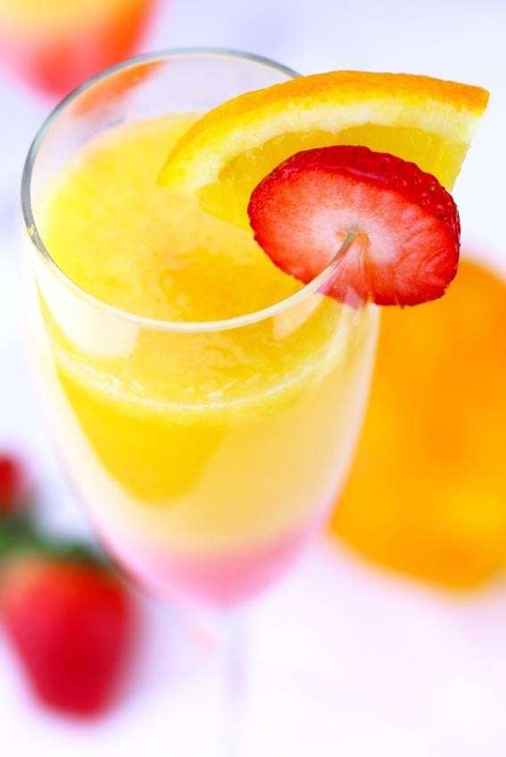 Cocktail mimosa decorato con frutta