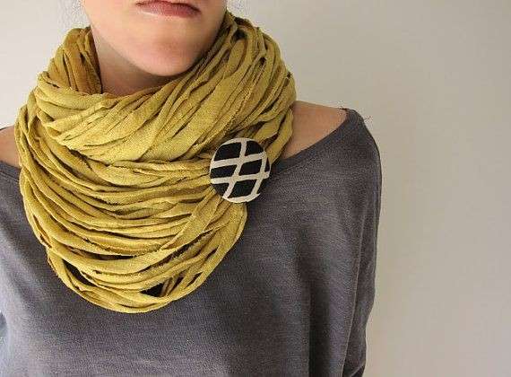 Come fermare la pashmina con una spilla