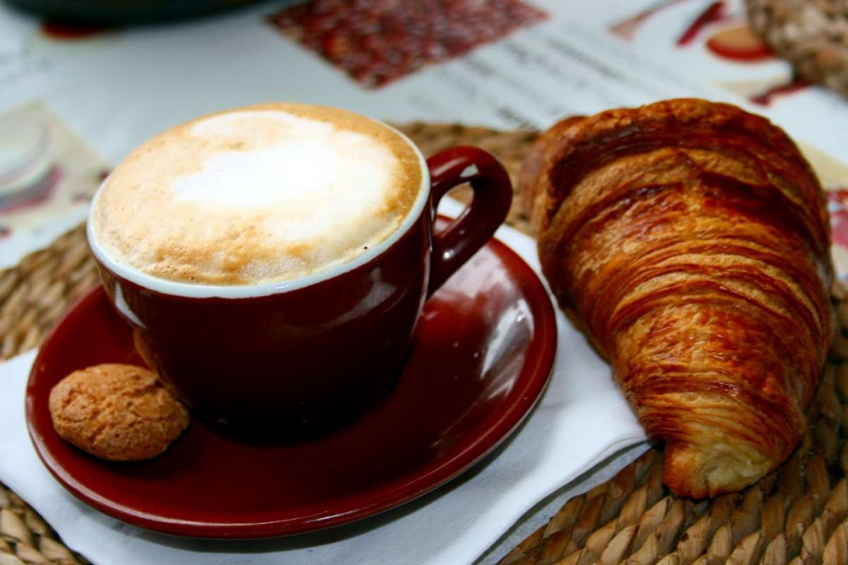 Cornetto e cappuccino