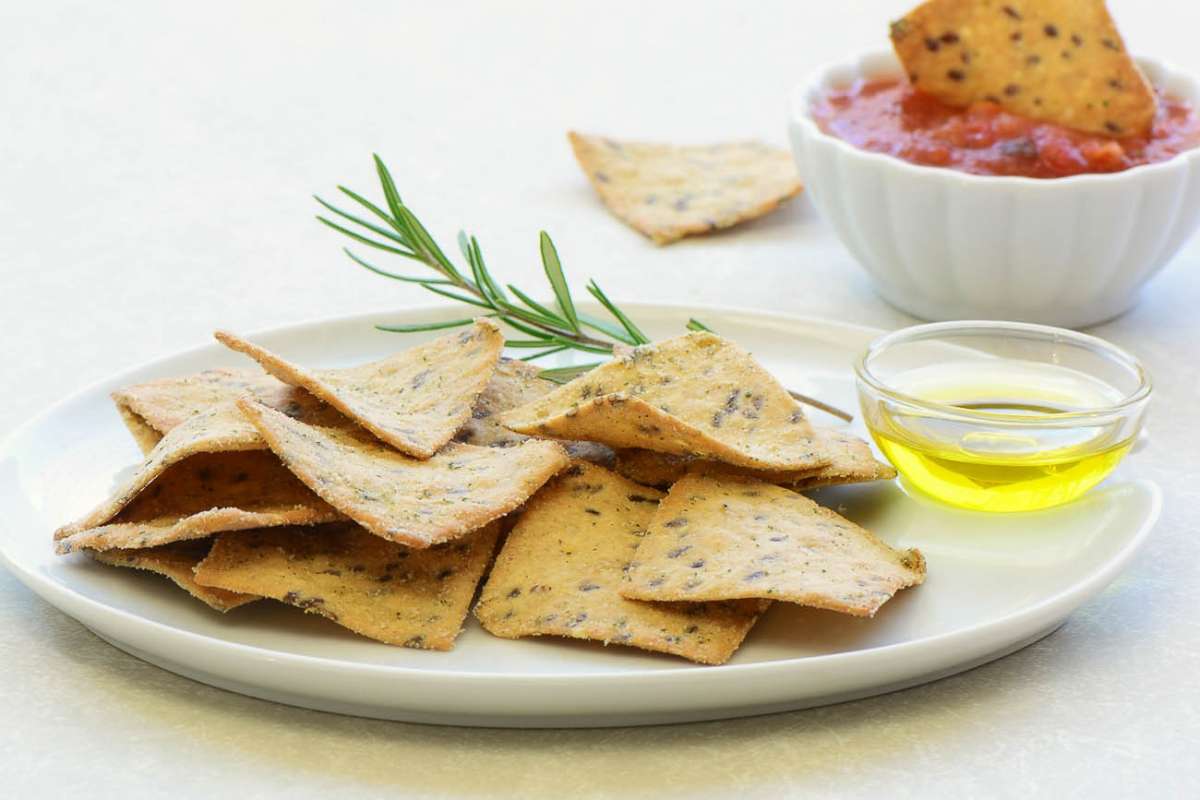 Cracker all'olio di oliva con salsa