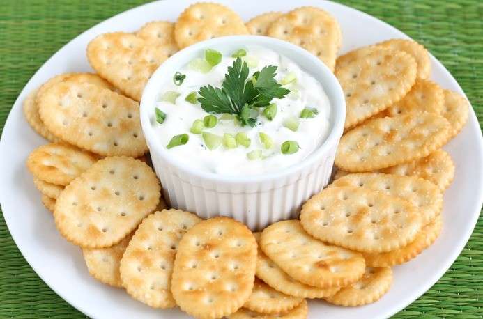 Cracker con salsa yogurt