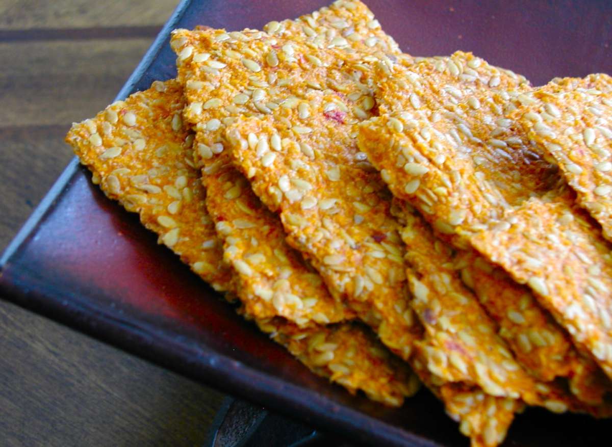 Crackers al pomodoro e semi