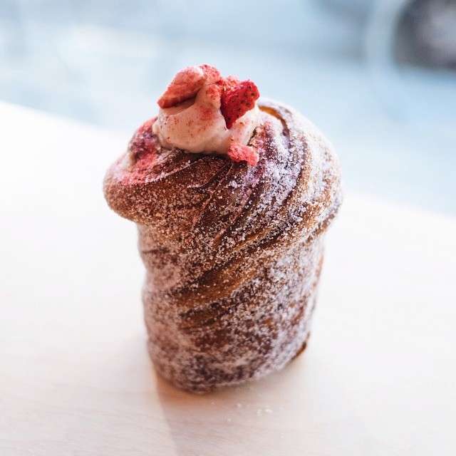 Cruffin con crema alla fragola