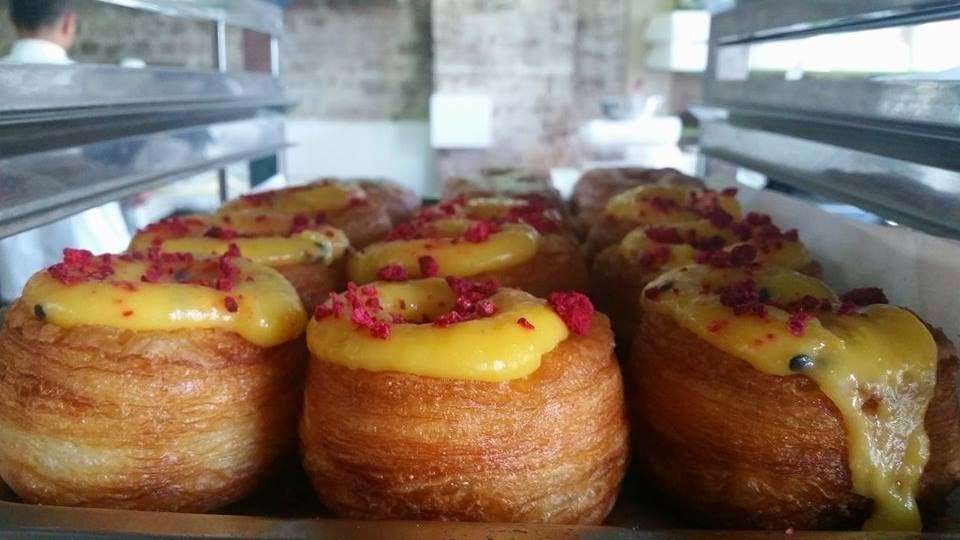 Cruffin farciti con crema pasticcera