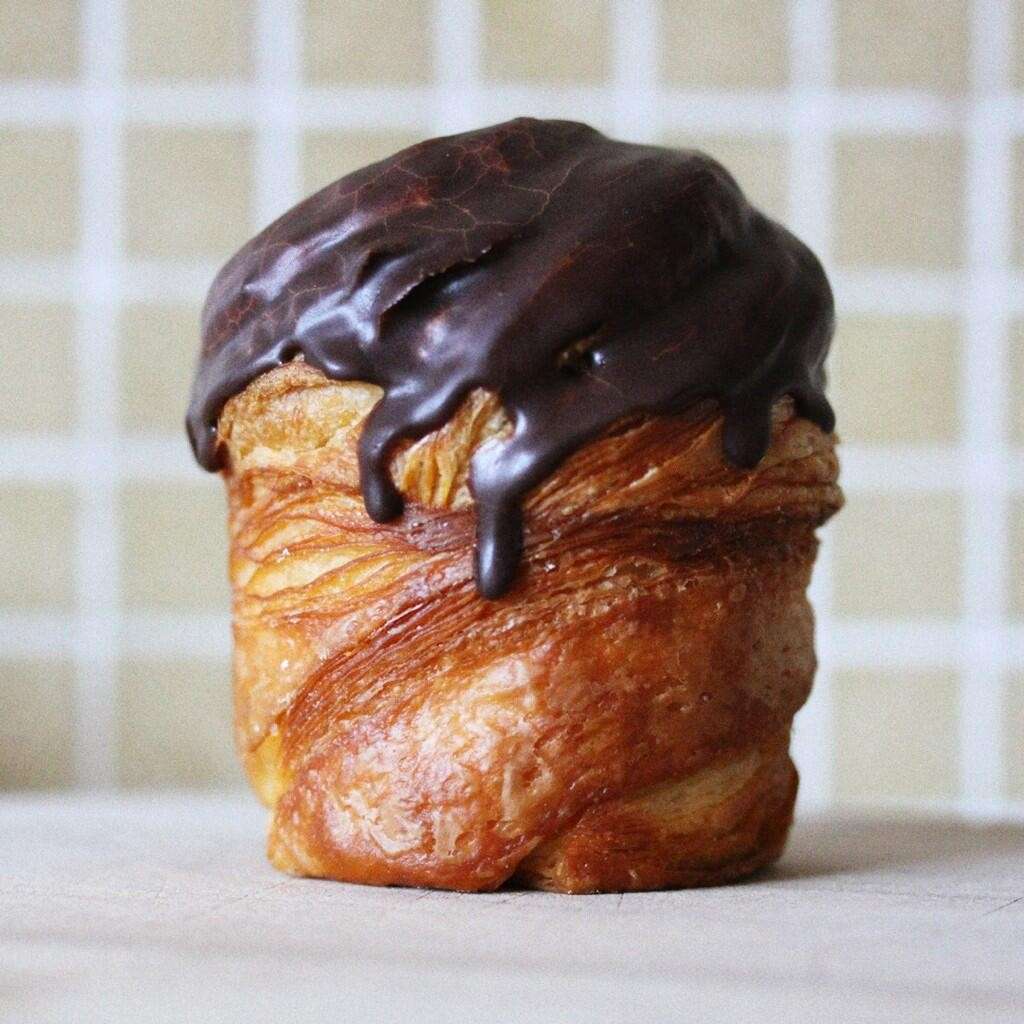 Cruffin ricoperto di cioccolato