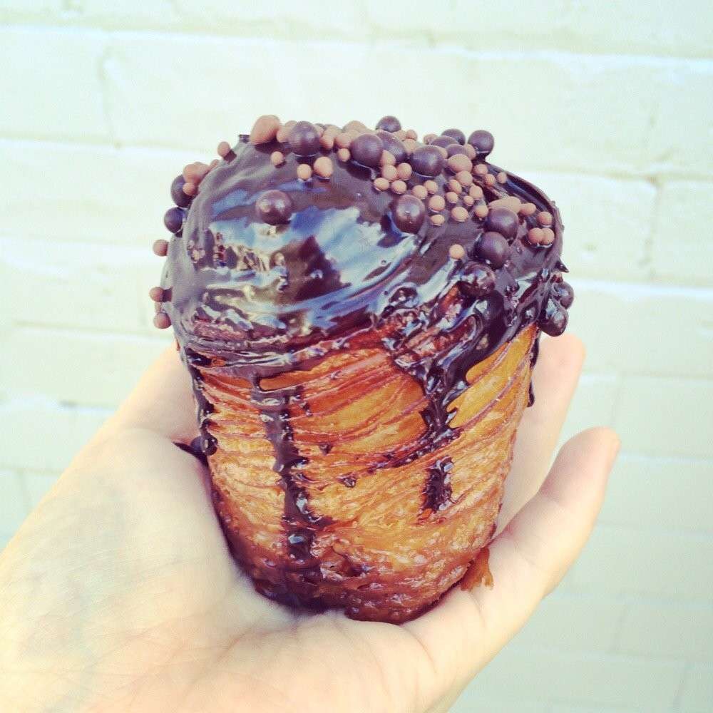 Cruffin ricoperto di cioccolato