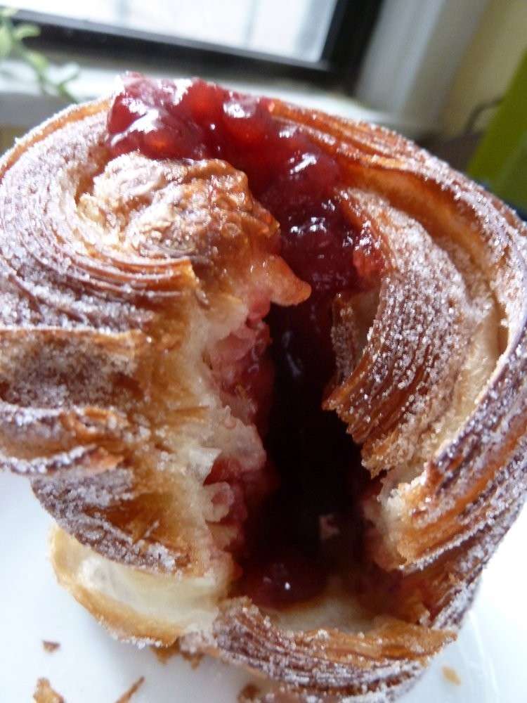 Cruffin ripieno di marmellata