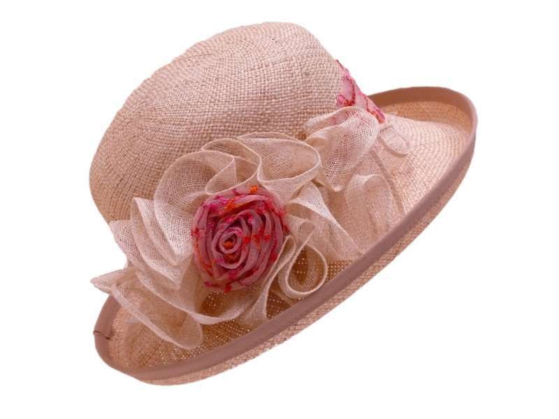 Decorazione a forma di rosa sul cappello