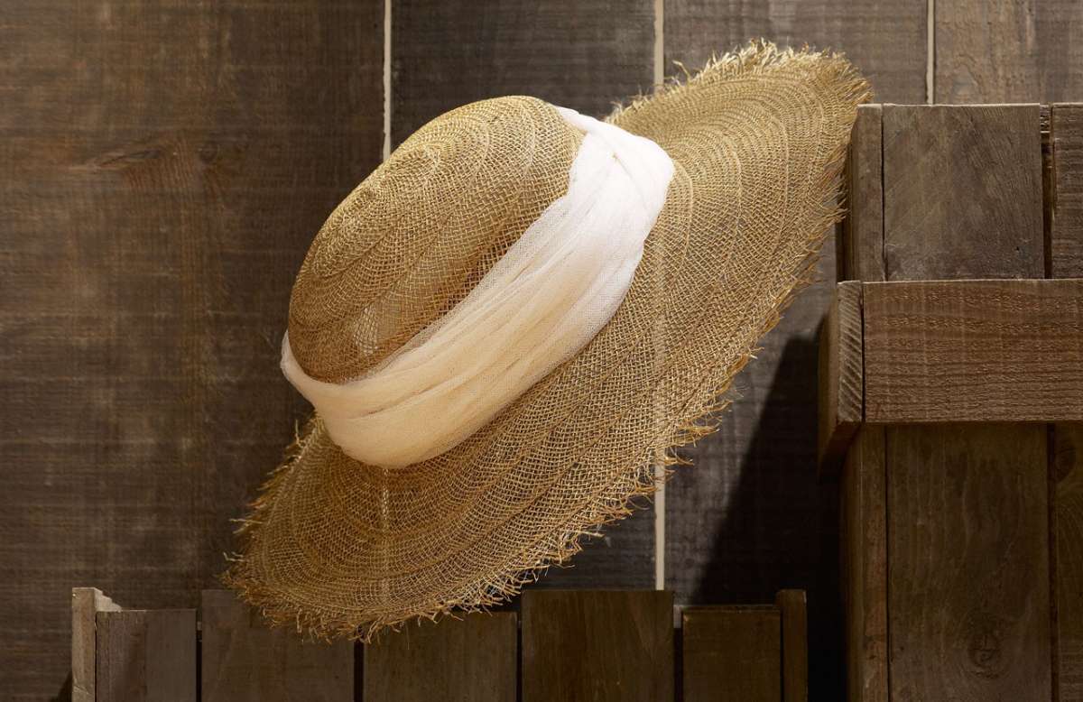 Fascia di voile sul cappello di paglia