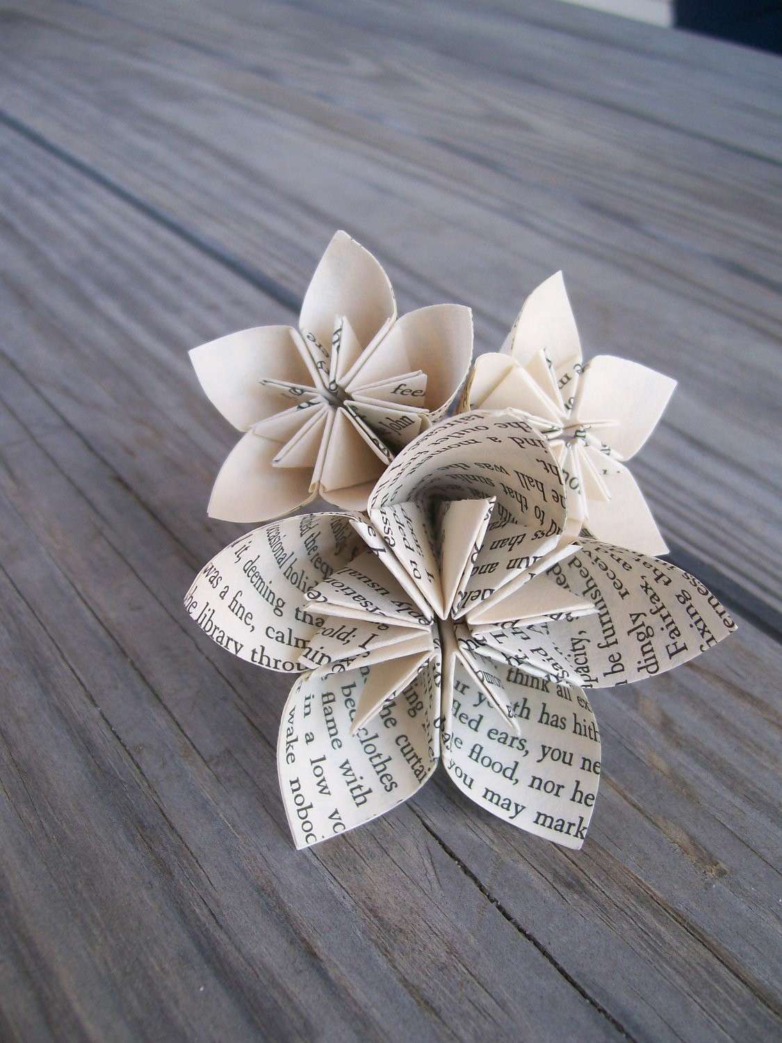 Fiori con carta di giornale