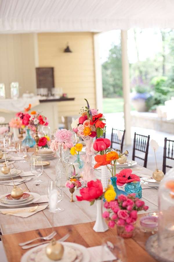 Fiori multicolor per la tavola di nozze