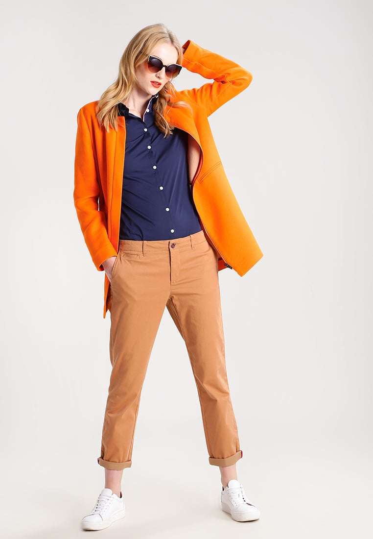 Look con camicia blu Hilfiger Denim