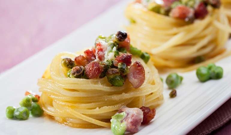 Nidi di pasta con piselli e pancetta