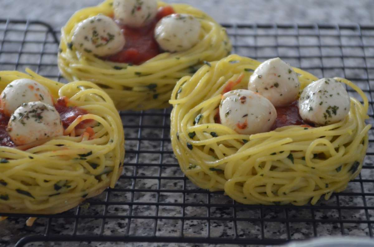 Nidi di spaghetti con mozzarella