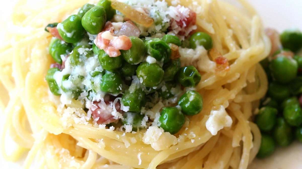 Nidi di spaghetti con pancetta e piselli