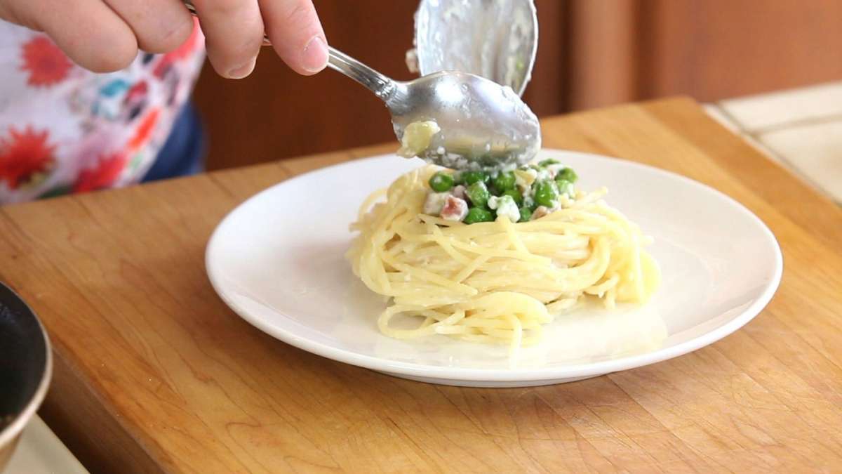 Nidi di spaghetti con piselli