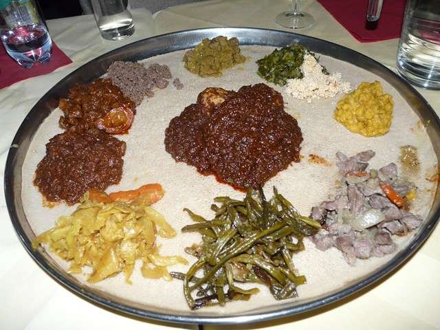 Pane injera accompagnato con carne e verdute