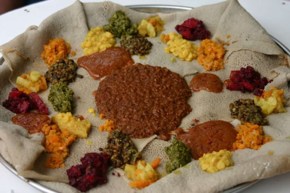 Pane injera con carne e verdure