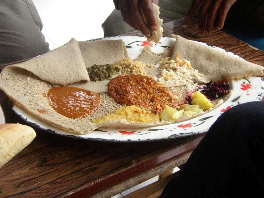 Pane injera servito con verdure e carne