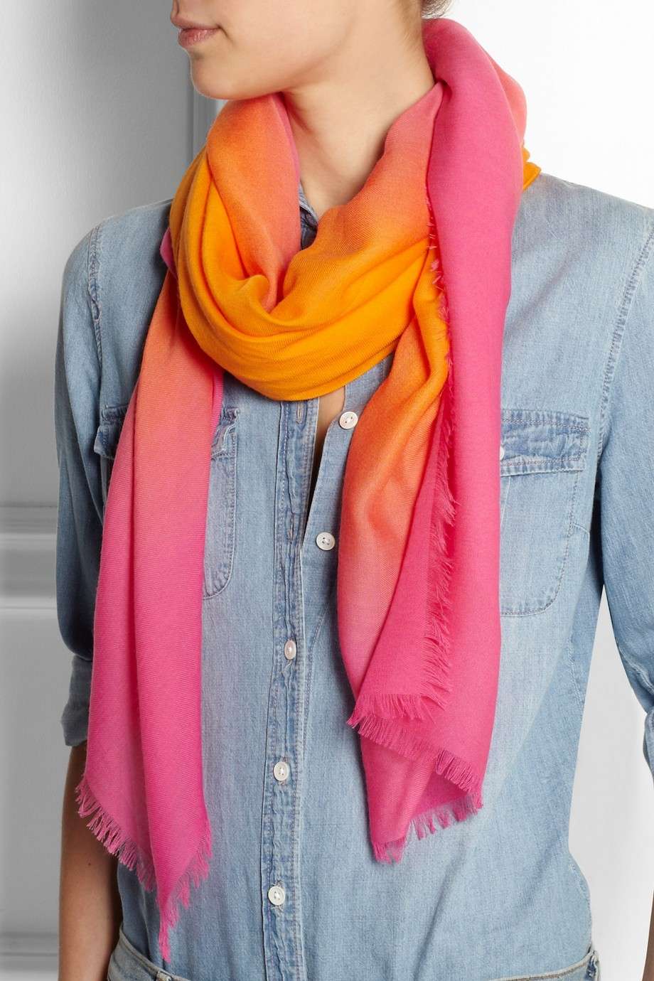 Pashmina colorata e capi in denim