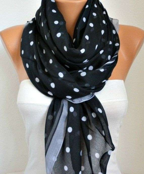 Pashmina fermata con un nastro