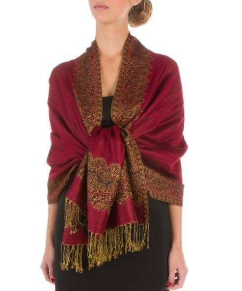 Pashmina indossata sugli abiti