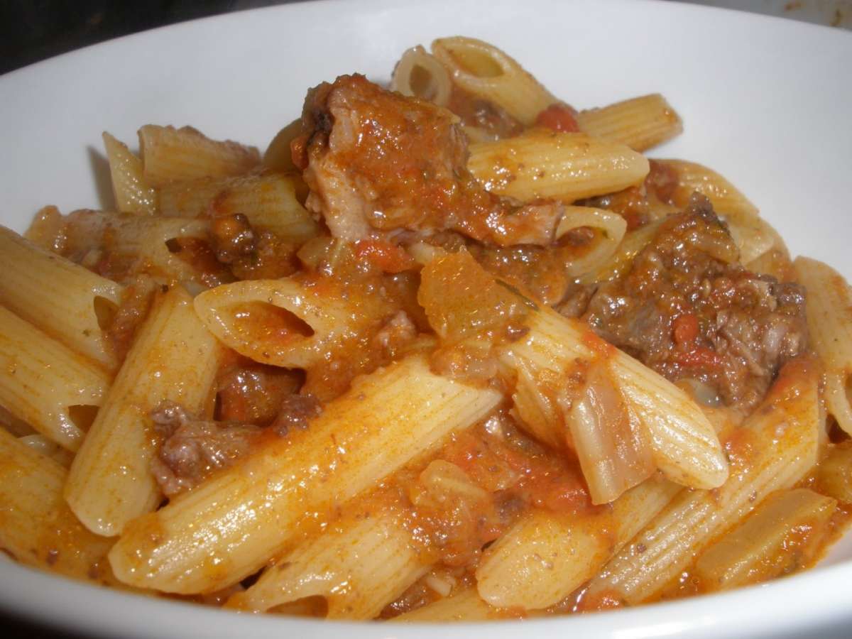 Penne con sugo alla vaccinara