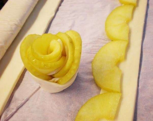 Preparare le rose di mele con pasta sfoglia