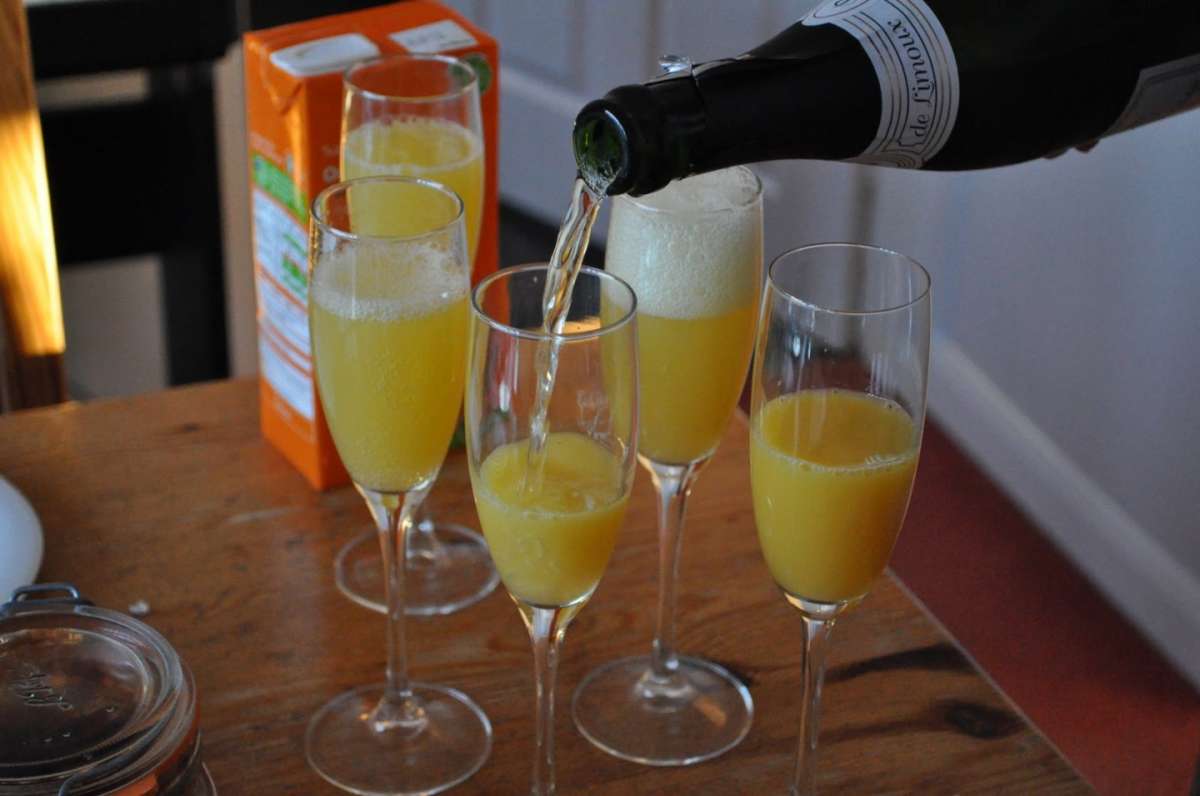 Preparazione cocktail mimosa