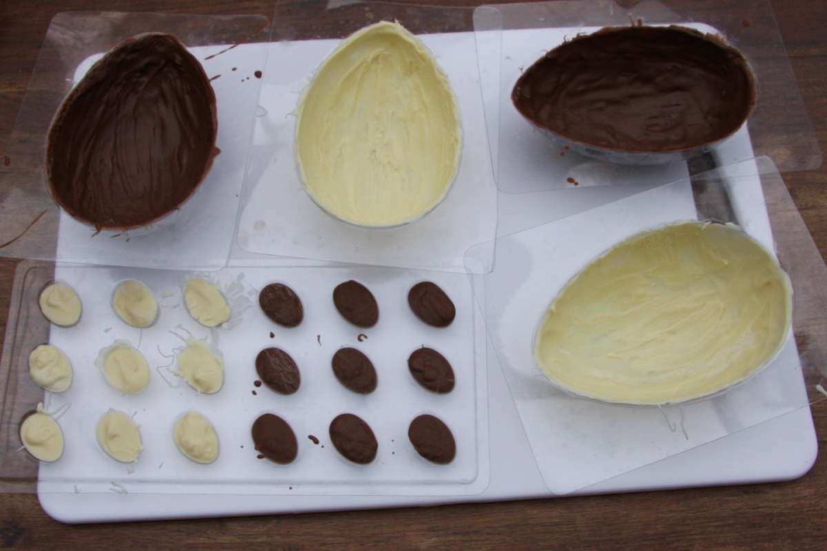 Preparazione uova di cioccolato