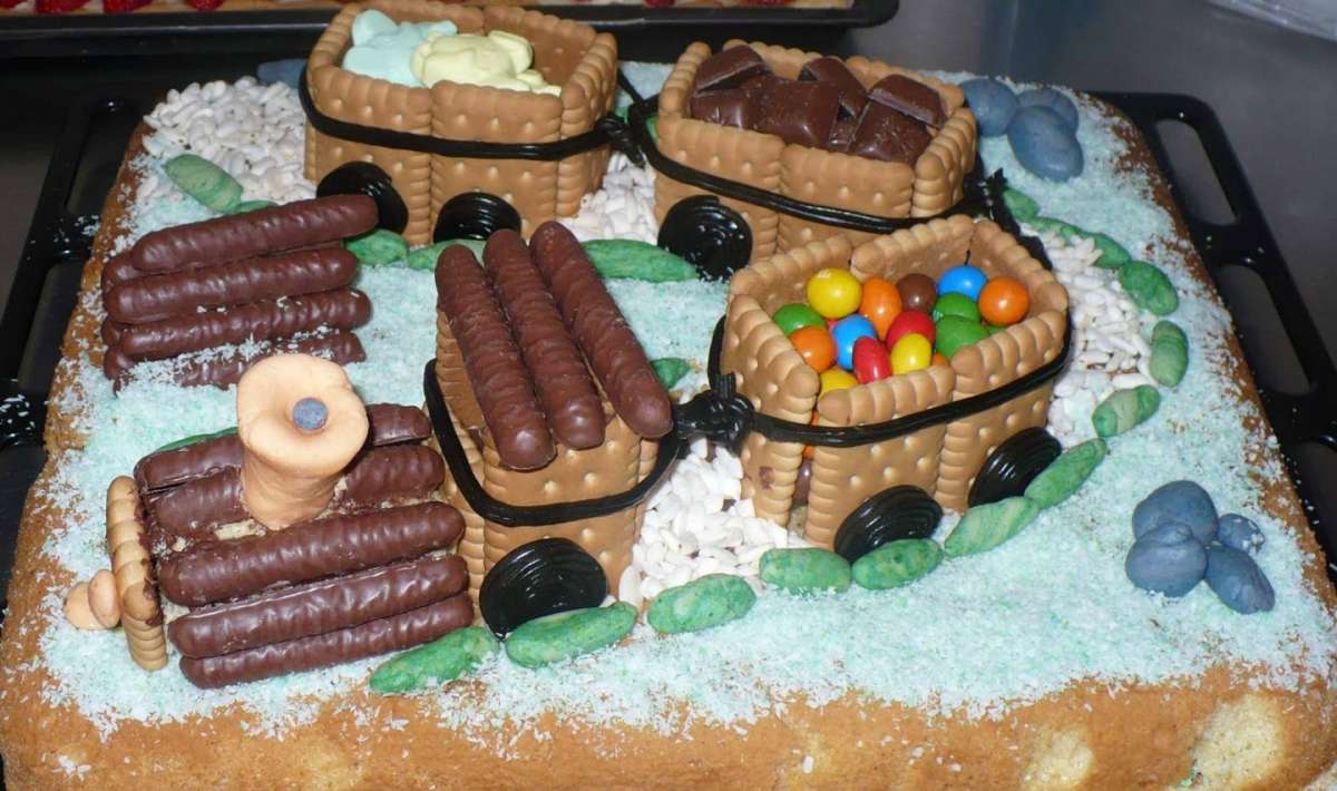 Torta con decorazioni di biscotti