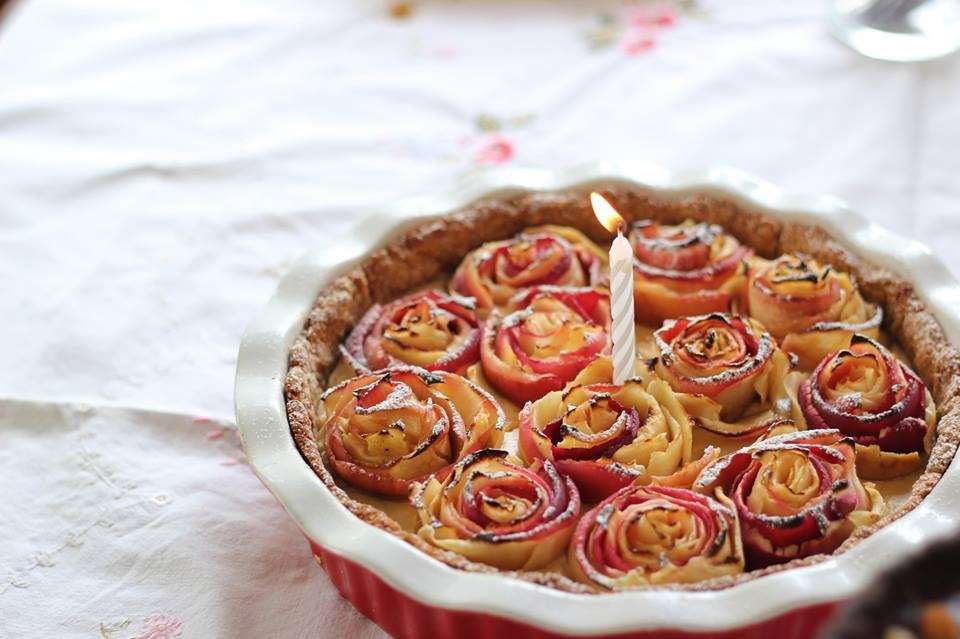 Torta con rose di mele e pasta frolla