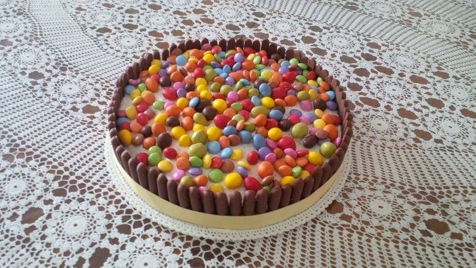 Torta con Smarties e biscotti Togo