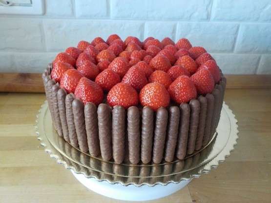 Torta decorata con fragole e biscotti Togo