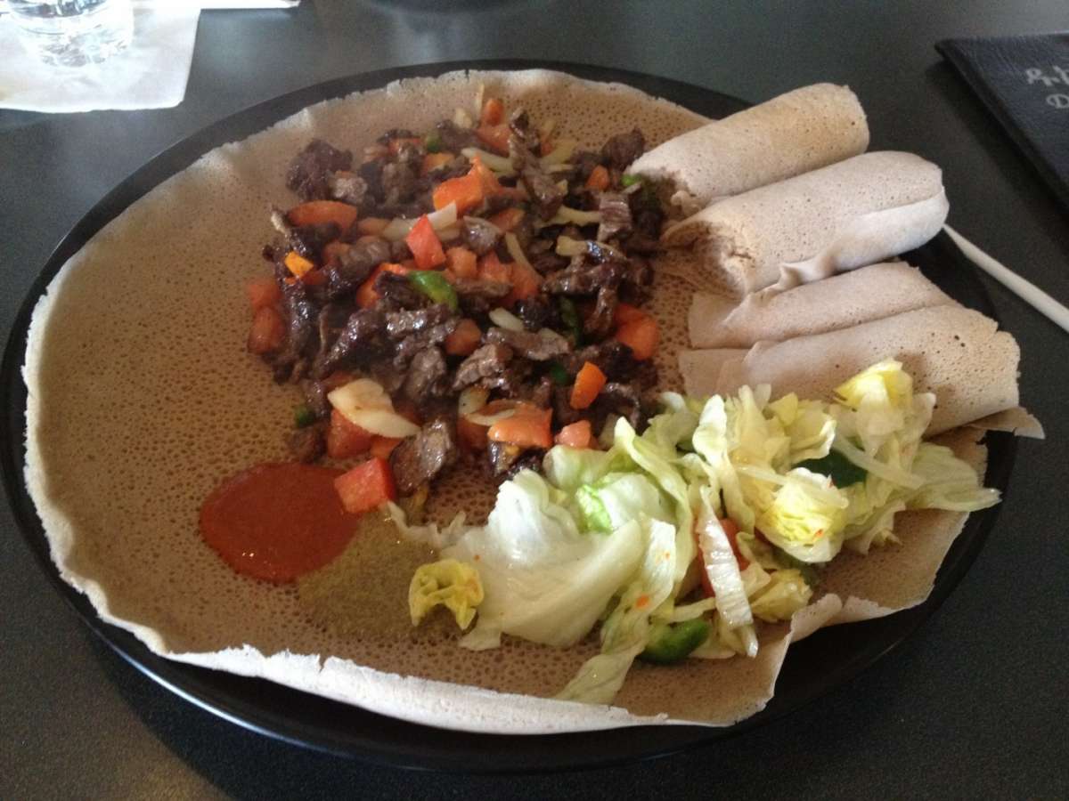 Zighinì con pane injera